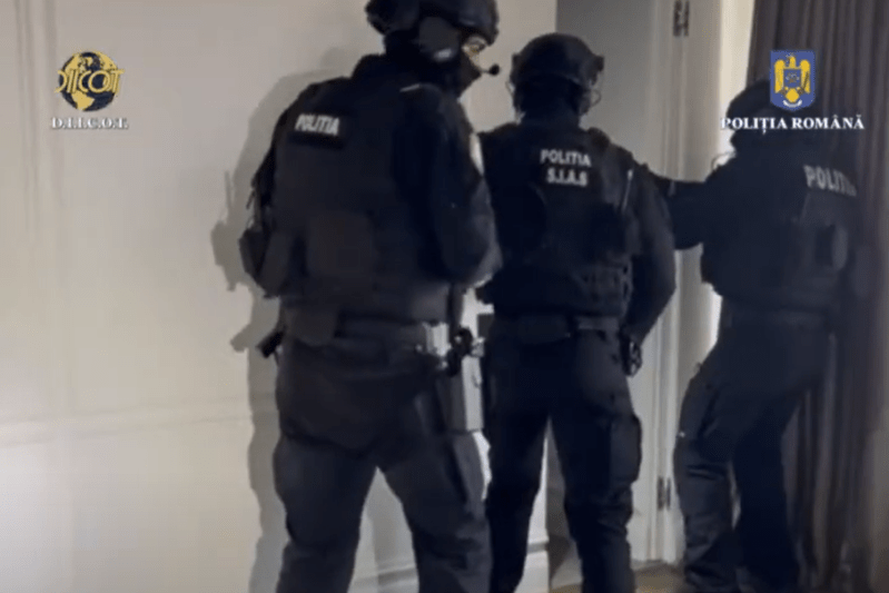 VIDEO Percheziții la un cetățean german din București acuzat de crearea unei platforme de vânzare de droguri pe Darknet, cu plăți în criptomonede
