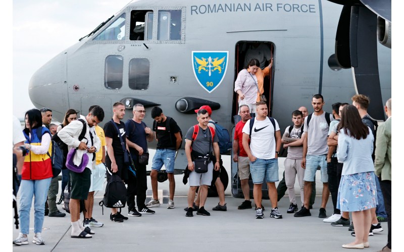 VIDEO: Peste 100 de români repatriați din zona conflictului armat din Orientul Apropiat