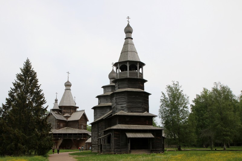 VIDEO Ritual macabru oprit de forțele de ordine în pădurile din Leningrad. Oameni în viață, scoși din morminte