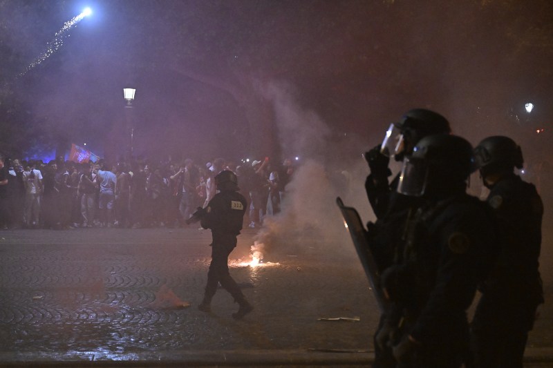 VIDEO Sărbătoare extravaganțată în Paris după victoria PSG în Liga Campionilor: Intervenție masivă a poliției împotriva fanilor agitați