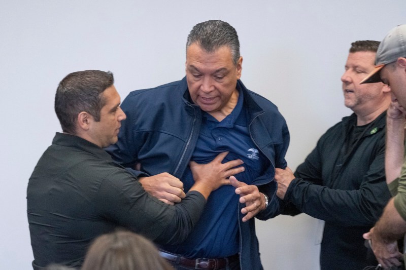 VIDEO: Tensiuni în Los Angeles - senator american scos cu forța și încătușat la conferința de presă a șefei securității interne