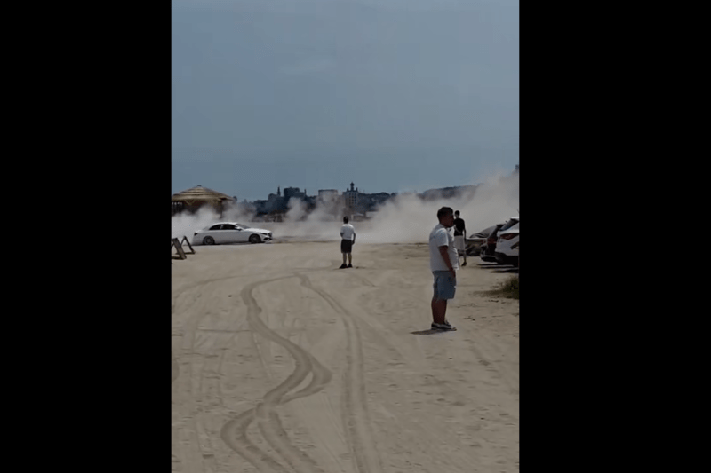 VIDEO Un șofer a fost sancționat cu peste 11.000 de lei pentru drifturi pe plajă