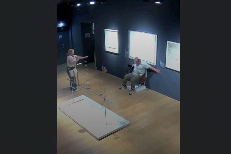 VIDEO Un turist a distrus o operă de artă la Verona după ce s-a așezat pe aceasta pentru a-și face un selfie