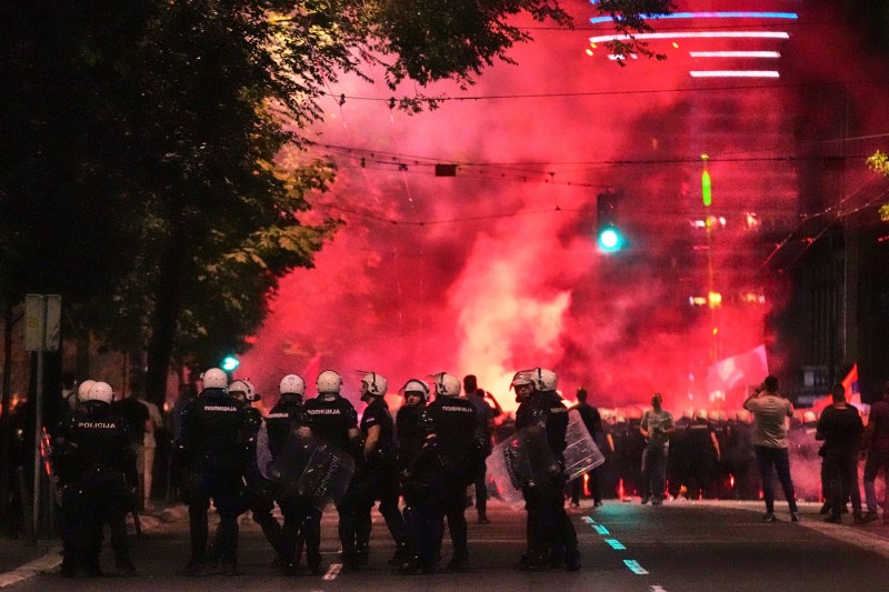 Violente în protestele din Serbia. Multe rețineri și peste 100.000 de oameni au ieșit pe străzi pentru alegeri anticipate – FOTO/VIDEO