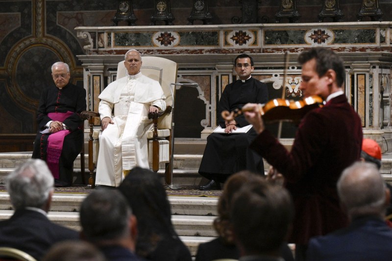 Violonistul român care a performat în Capela Sixtină în fața noului Papă: „Niciodată nu mi-am imaginat că există atâta liniște într-un loc plin de oameni”