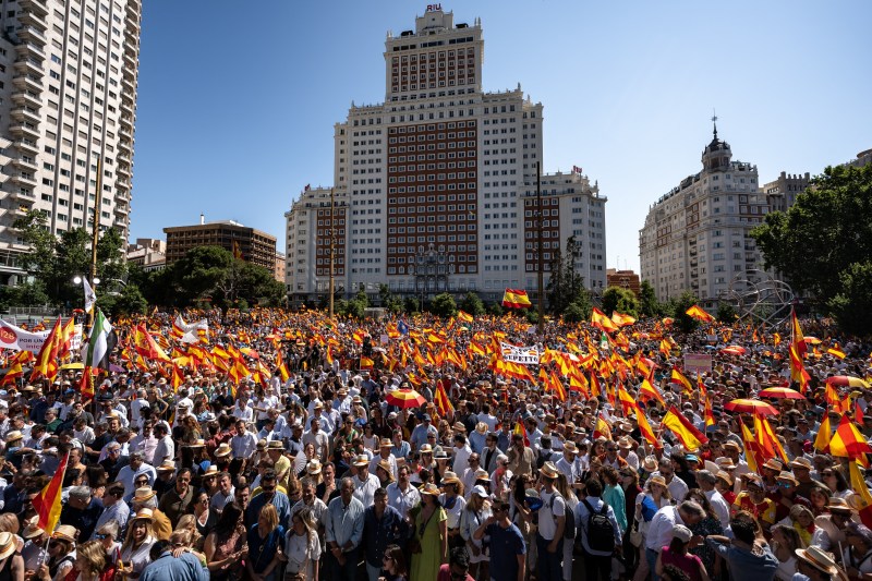 Zeci de mii de persoane protestează la Madrid împotriva premierului Pedro Sanchez: „Democrația trebuie respectată”