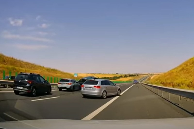 Accident în lanț cu șase mașini pe Autostrada Soarelui, surprins de camera de bord – VIDEO
