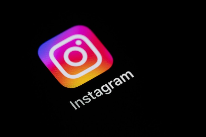 Agitație pe Instagram în România: O enigmă roz ia cu asalt platforma