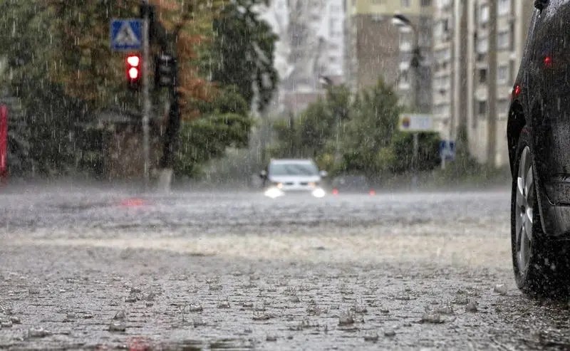 Alerte meteo de cod roșu și cod portocaliu pentru ploi intense în diverse județe vineri dimineața