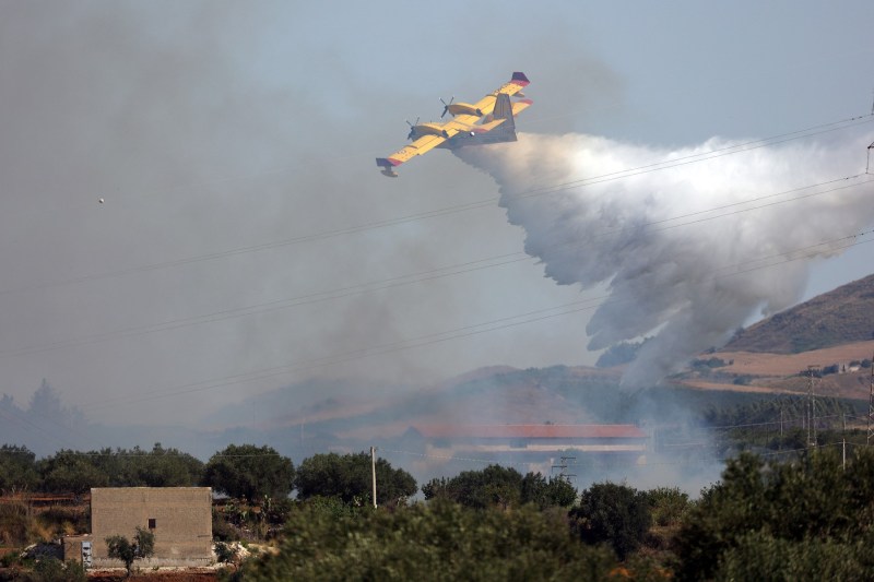 Atenționare de călătorie pentru românii care planifică o vacanță în Italia: Cod roșu de incendii vegetale în Sicilia