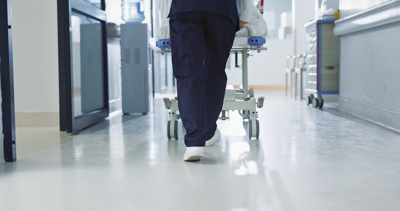 Avertisment pentru medici: Cei care pleacă devreme de la spitalul public pentru a lucra în privat riscă concedierea