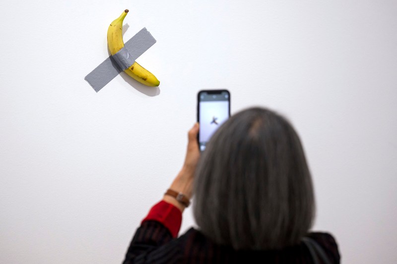 Banana lipită de peretele unei galerii de artă este consumată din nou