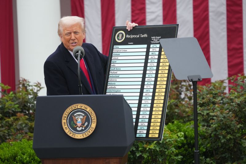 „Bani mulți vor începe să intre pe 1 august”. Donald Trump menține tarifele și anunță o nouă taxă