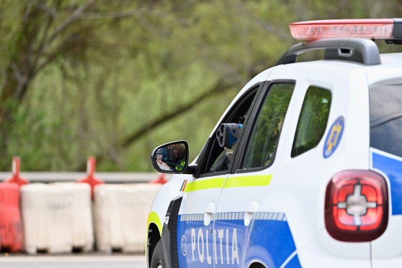Bărbat descoperit decedat în locuință de un executor judecătoresc, după un interval considerabil de la deces. Detalii furnizate de autorități.