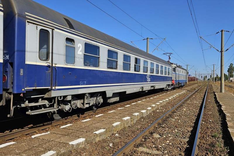 Bărbat reținut preventiv după ce și-a atacat soția cu un cuțit într-un tren, în Mureș