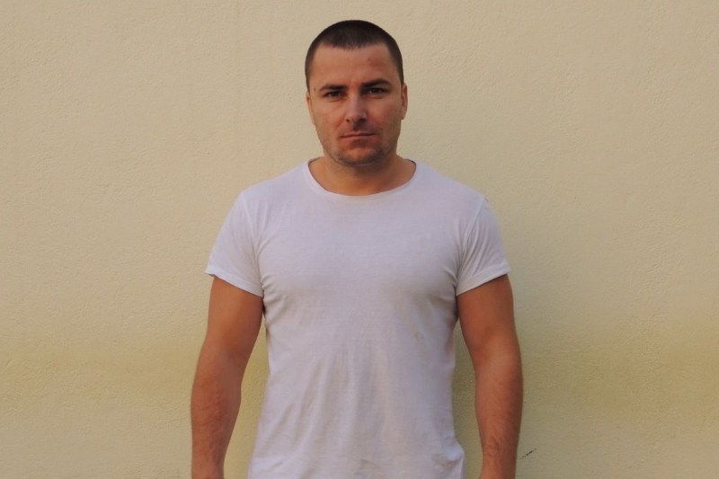 Bărbatul căutat pentru incendiul provocat împotriva fostei parteneră trebuia să fie încă în detenție, dar a fost eliberat deși penitenciarul a contestat această decizie