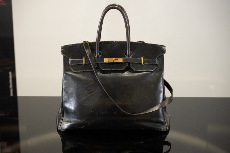 Cea mai costisitoare geantă vândută vreodată la licitație: prețul record pentru prima poșetă Birkin de la Hermes