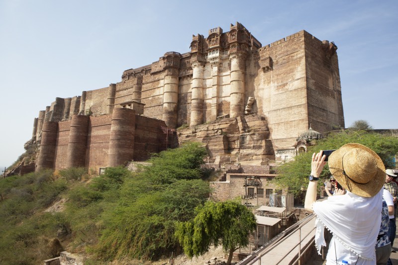 Cea mai populată națiune își deschide ușile pentru turiștii chinezi după cinci ani