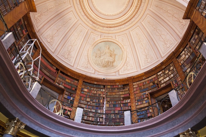 Cea mai veche bibliotecă din Ungaria, existentă înainte ca țara să fie fondată, se confruntă cu o infestare de insecte care amenință manuscrisele sale neprețuite