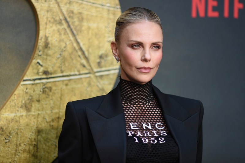 Charlize Theron consideră că alegerea de a-și crește singură copiii este una dintre cele mai bune decizii ale vieții sale: „Trăiesc exact așa cum îmi doresc”