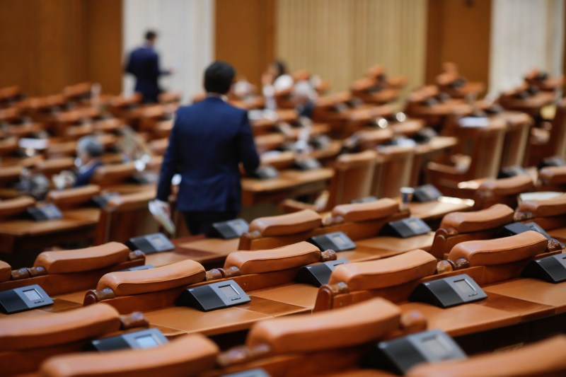 Clasamentul deputaților cu cele mai multe absențe nemotivate. Un fost premier conduce topul