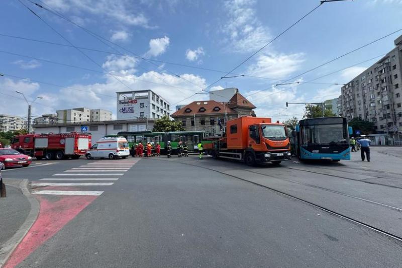 Coliziune între tramvai și autobuz în București: Primele imagini de la fața locului