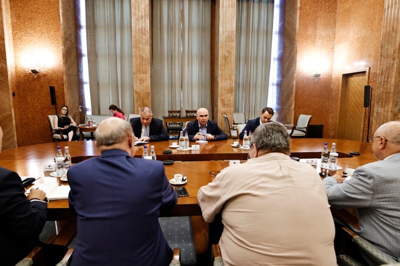 Concluziile întâlnirii premierului Bolojan cu reprezentanții patronatelor și sindicatelor: „Măsurile vizează lucrătorii și pensionarii” / „Până în toamnă, puterea de cumpărare ar putea scădea cu până la 40%”