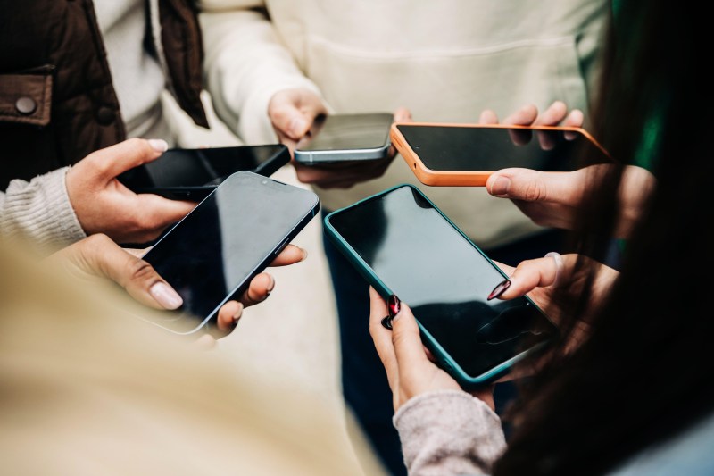 Cum își gestionează europenii dispozitivele tehnologice uzate: Românii, în topul celor care cedează sau vând telefoane și laptopuri