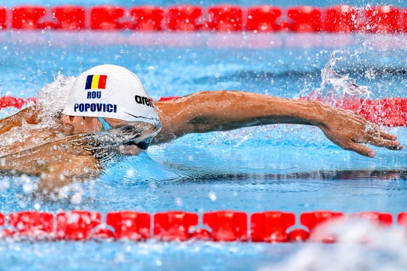 David Popovici se impune cu cel mai rapid timp în semifinalele Mondialelor din Singapore, în timp ce marele său adversar chinez părăsește competiția