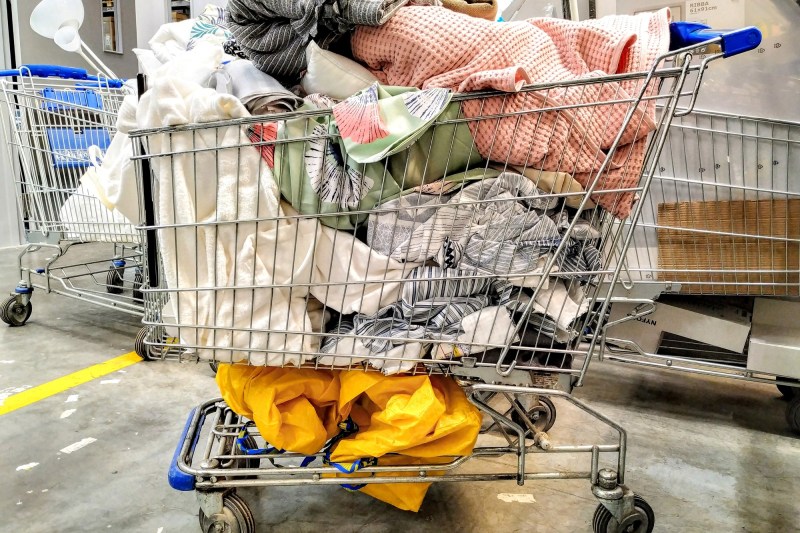 De ce cumpărăm produse inutile și cum ne afectează acest comportament. Opțiuni pentru donația textilă în București