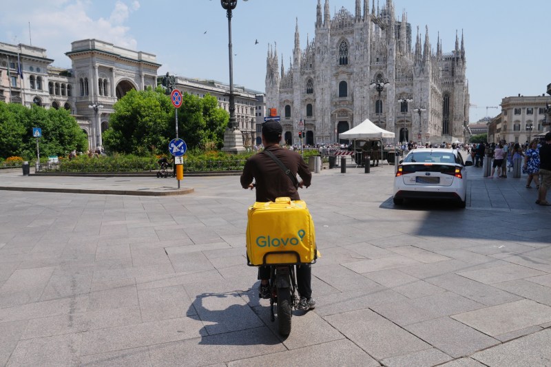 Decizie a justiției pentru Glovo: obligația de a discuta cu sindicatele după suspendarea unui bonus controversat pentru livratori, în contextul căldurii extreme din Italia