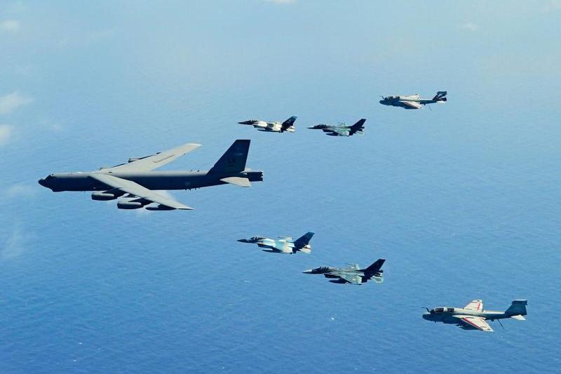 Demonstrație de forță: Un bombardier strategic B-52 și avioane de vânătoare din Coreea de Sud și Japonia