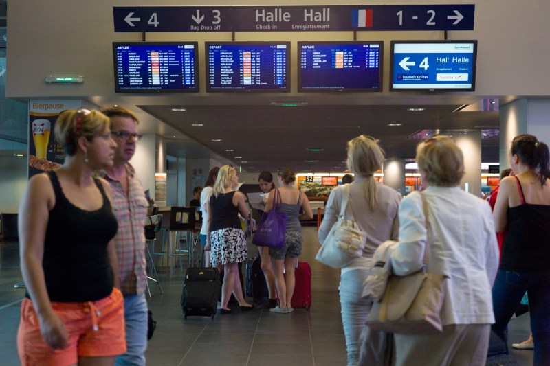 Discrepanțe de personal în aeroporturile românești: Vicepremierul Anastasiu atrage atenția asupra eficienței operative