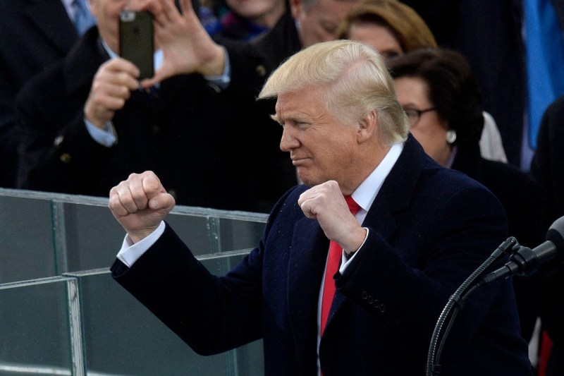 Donald Trump a obținut victoria în războiul comercial cu restul lumii, conform unei analize a Financial Times, care califică reacțiile drept "lașitate"
