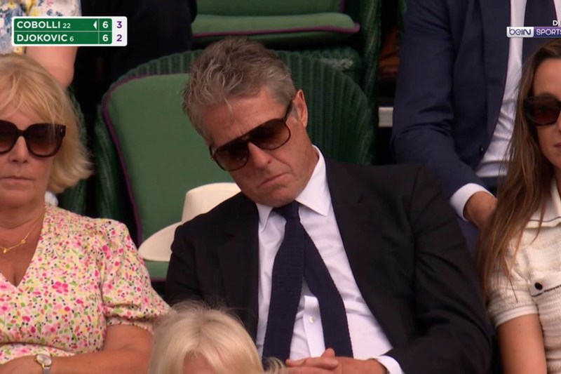 După ce a adormit la Wimbledon, Hugh Grant a fost exclus din loja regală. Să-l aducem în România!