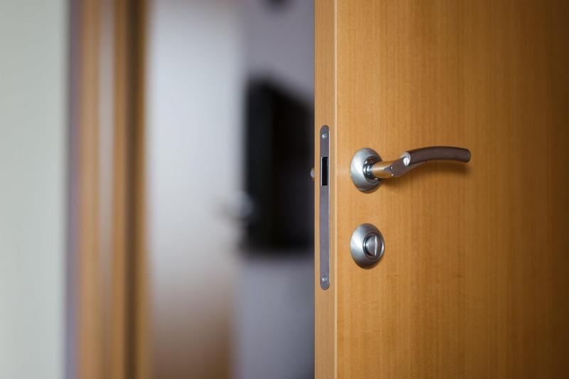 Escrocherie imobiliară: Tânăr de 26 de ani închiriază apartamente în regim hotelier
