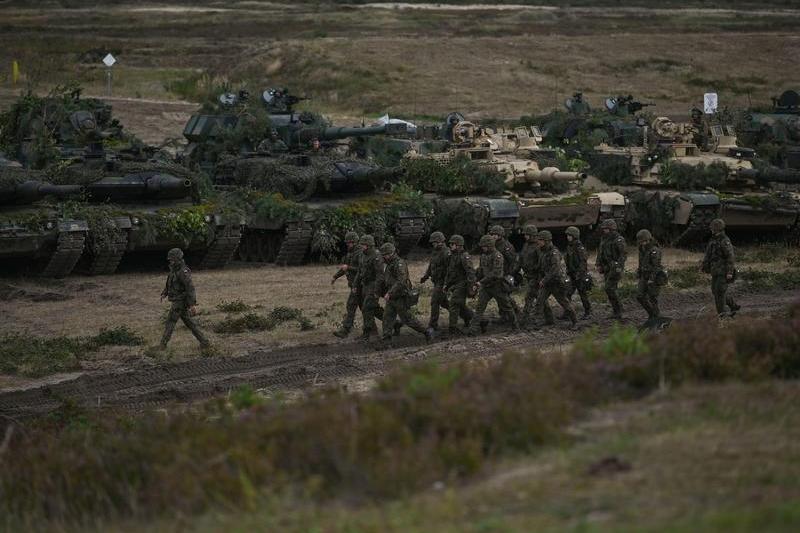 Europa nu este echipată să protejeze granița de est în eventualitatea unui conflict cu Rusia: tancurile NATO ar putea fi blocate de infrastructură și birocrație, avertizează comisarul european pentru transporturi
