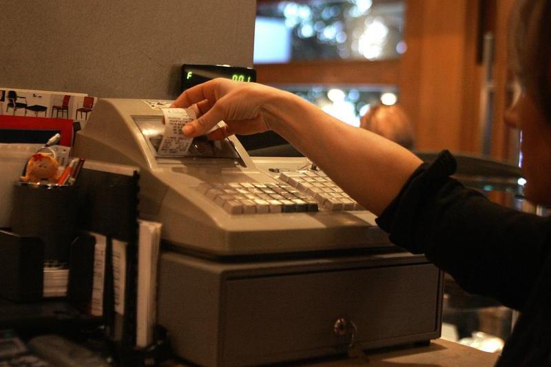 Firmele au doar trei zile pentru a actualiza sistemele la noile cote de TVA, dar normele lipsesc și există nesiguranță cu privire la aplicabilitatea cotei reduse