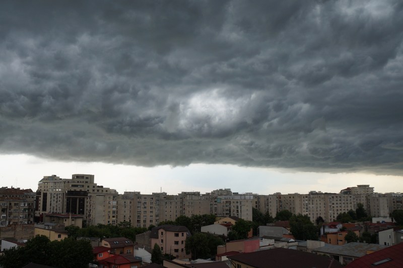 FOTO Cum arată centrul Bucureștiului în timpul unei atenționări de furtună