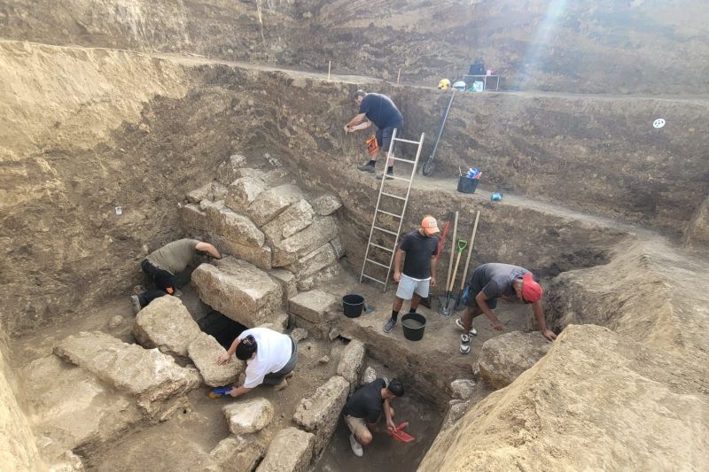 FOTO Descoperire arheologică remarcabilă în Dobrogea – Obiecte vechi de 2.300 de ani găsite într-o movilă