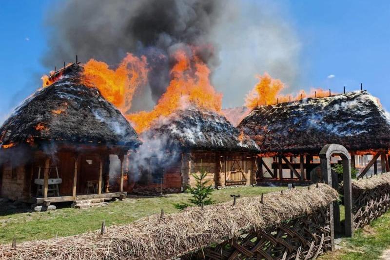 FOTO: Monument istoric de secol XVIII, devastat de flăcări într-un puternic incendiu. Casa Lupuț din Cizer a fost complet distrusă