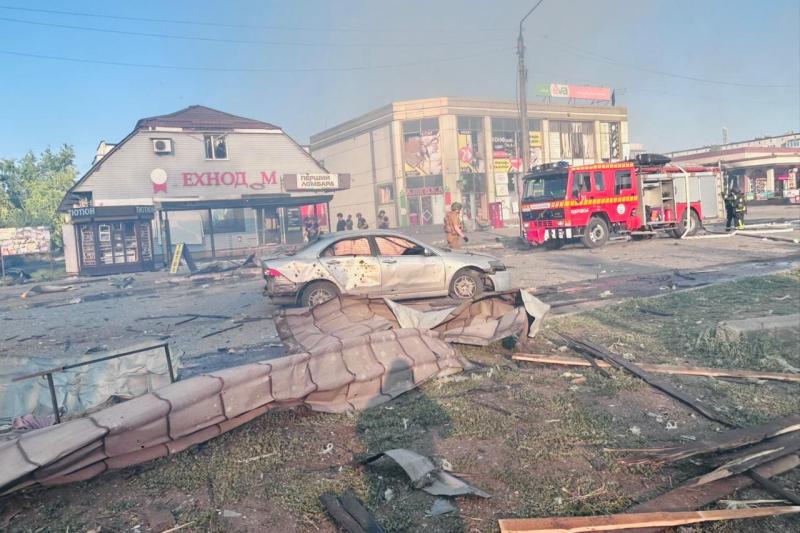FOTO/VIDEO Bombă de 500 kg lansată de către forțele ruse asupra pieței din Donețk, în timp ce oameni erau la cumpărături. „Pur și simplu oribil”.