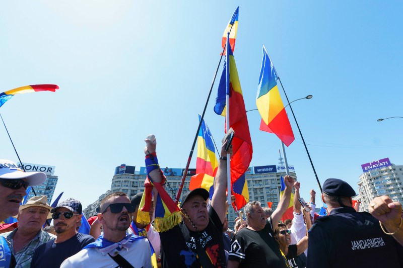FOTO VIDEO Îmbrânceli cu jandarmii la un protest în Piața Victoriei / Participanții strigă „Călin Georgescu președinte”