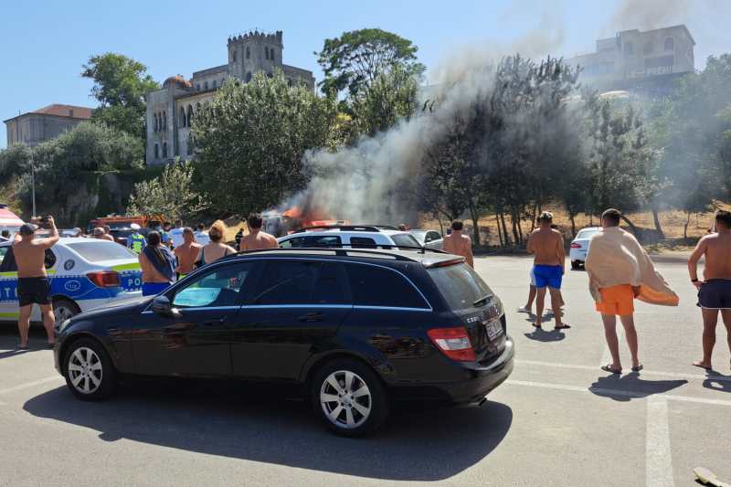 FOTO / VIDEO Incendiu pe plaja Modern din Constanța, o mașină mistuită de flăcări