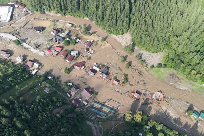 FOTO VIDEO Scene de dezastru după inundațiile devastatoare din județele Suceava și Neamț / Elicoptere SMURD sprijină echipele de salvare