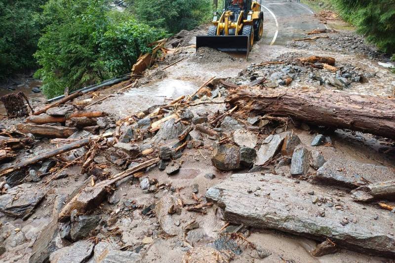 FOTO Viitură pe Transfăgărășan: circulația suspendată după o furtună puternică. Imagini cu efectele