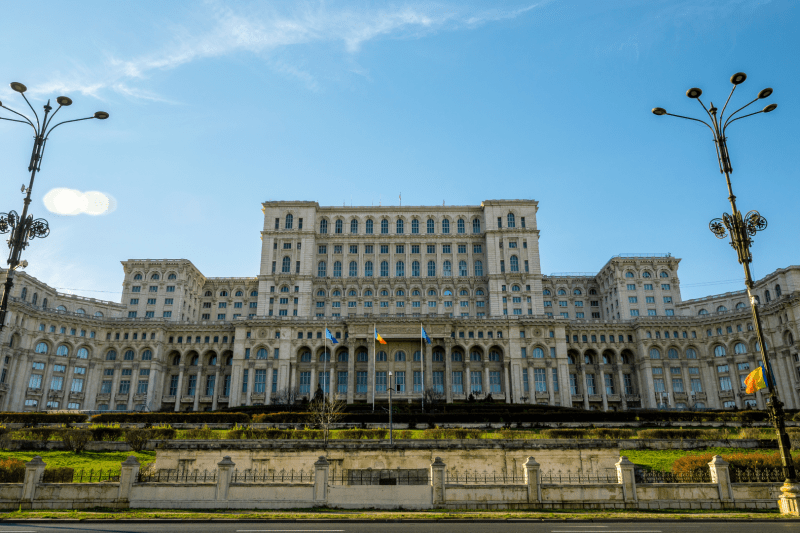 Funcționarii din Senat solicită îndepărtarea antenelor de pe Palatul Parlamentului / „Sporul nu este un moft”