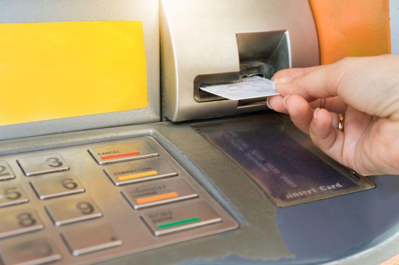 Grecia intenționează să elimine comisioanele bancare pentru retragerile de la bancomate. Premierul subliniază: "Serviciile bancare ar trebui să vină în sprijinul cetățenilor"
