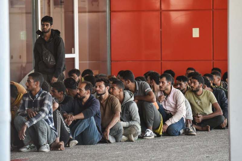 Grecia suspendă temporar procesarea cererilor de azil pentru migranții din Africa de Nord: „Nu suntem o poartă de acces deschisă” / Critici din opoziție