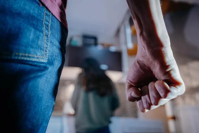 „Îţi dau un topor în cap… S-ar putea să te jupoi”. Ameninţările primite de o femeie de la fostul partener, pentru care avea ordin de protecție